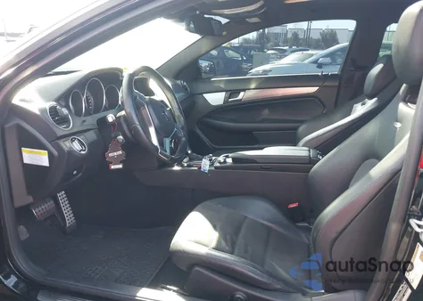 2013 Mercedes-Benz C 63 Amg z USA, uszkodzony, nr VIN WDDGJ7HB5DF899800